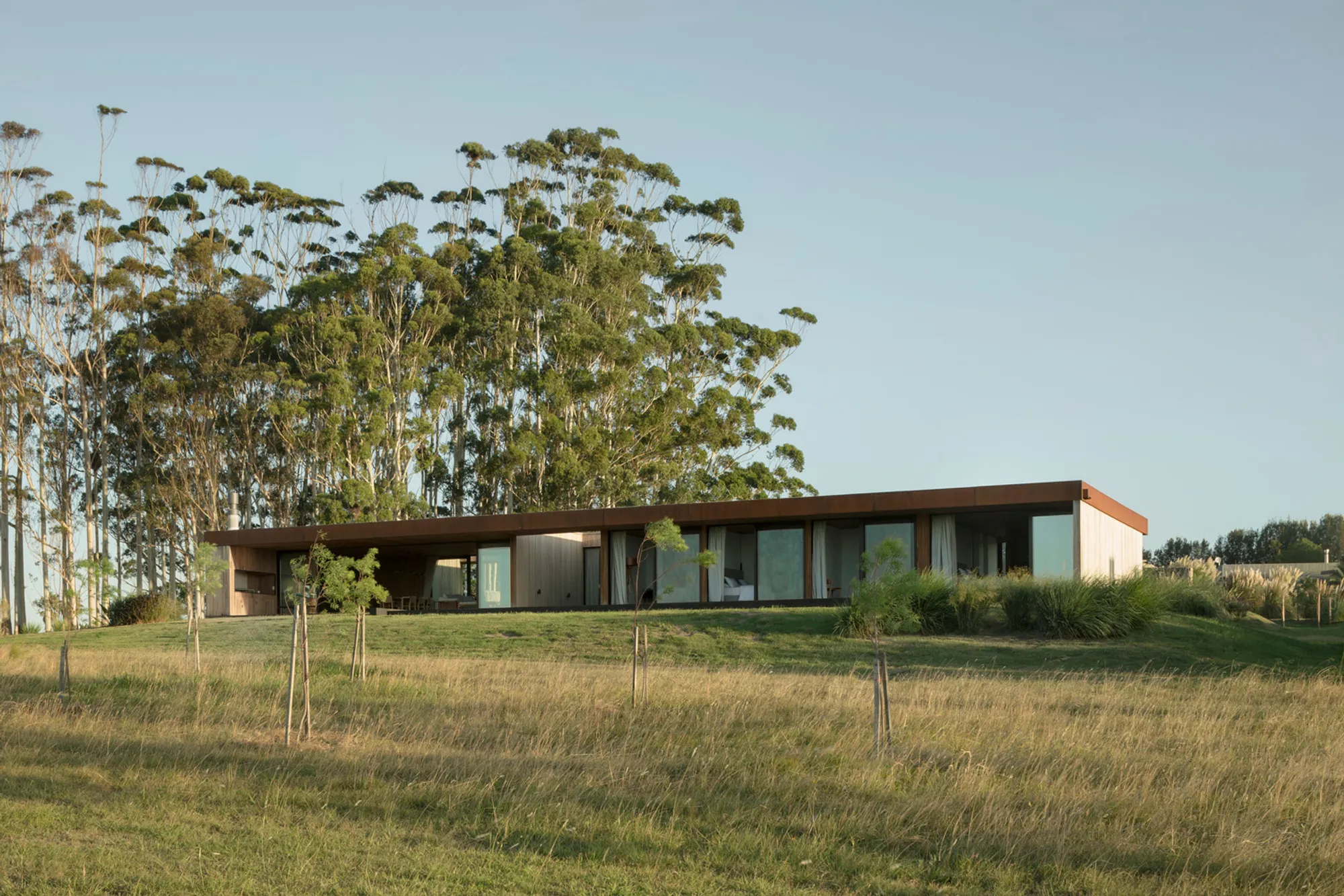 PM House by VDV ARQ: Contemporary Single-Level Residence in Manantiales, Uruguay