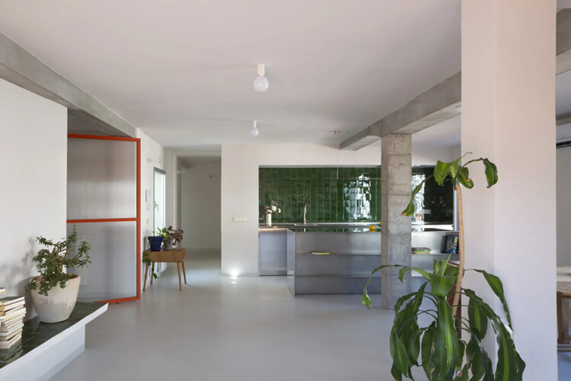 Villa T By la obra: A Light-Filled Retreat Rooted in Material Honesty