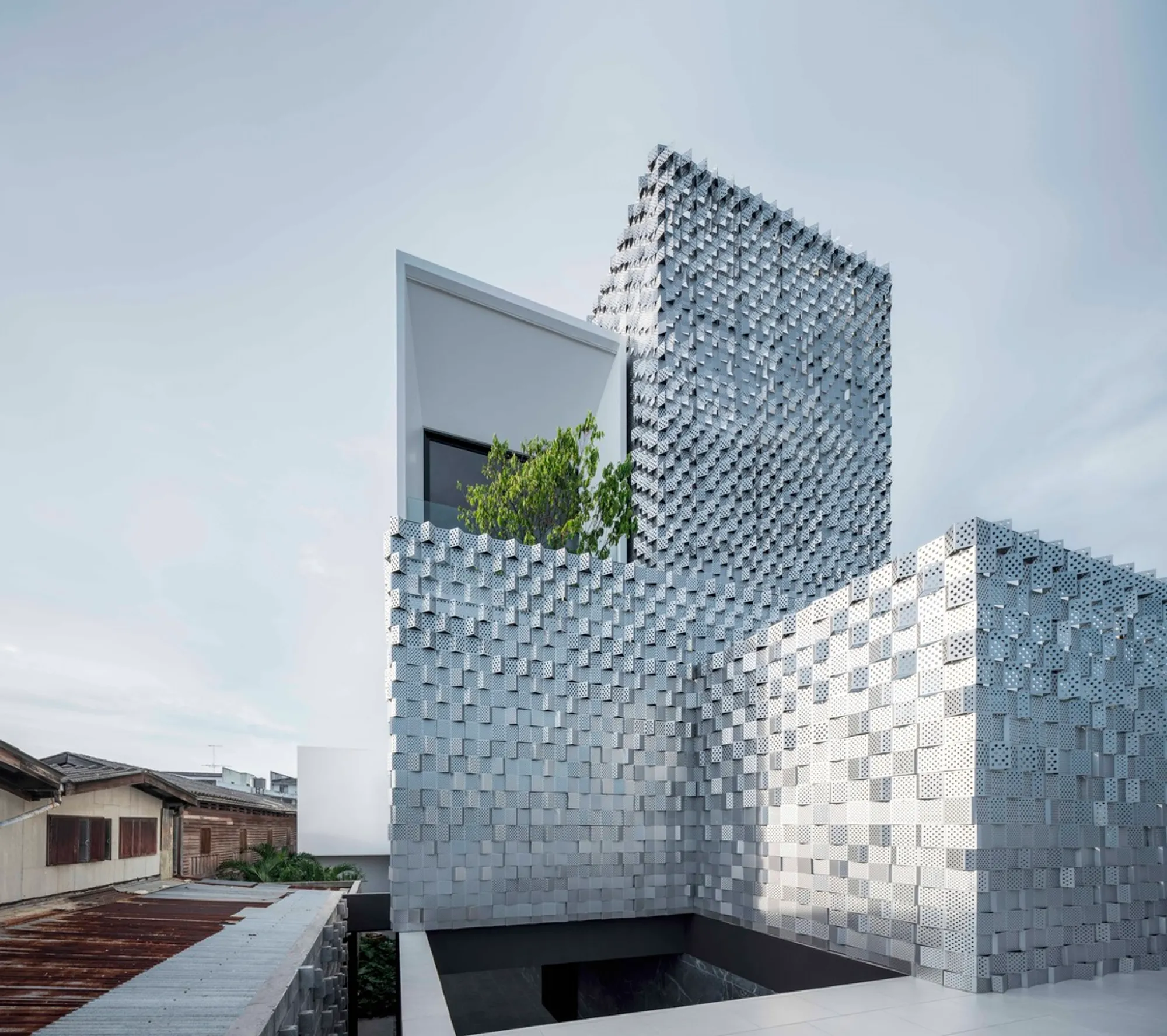 Salient House by Ayutt and Associates Design: A Modern Landmark in Thailand’s Seaside Community