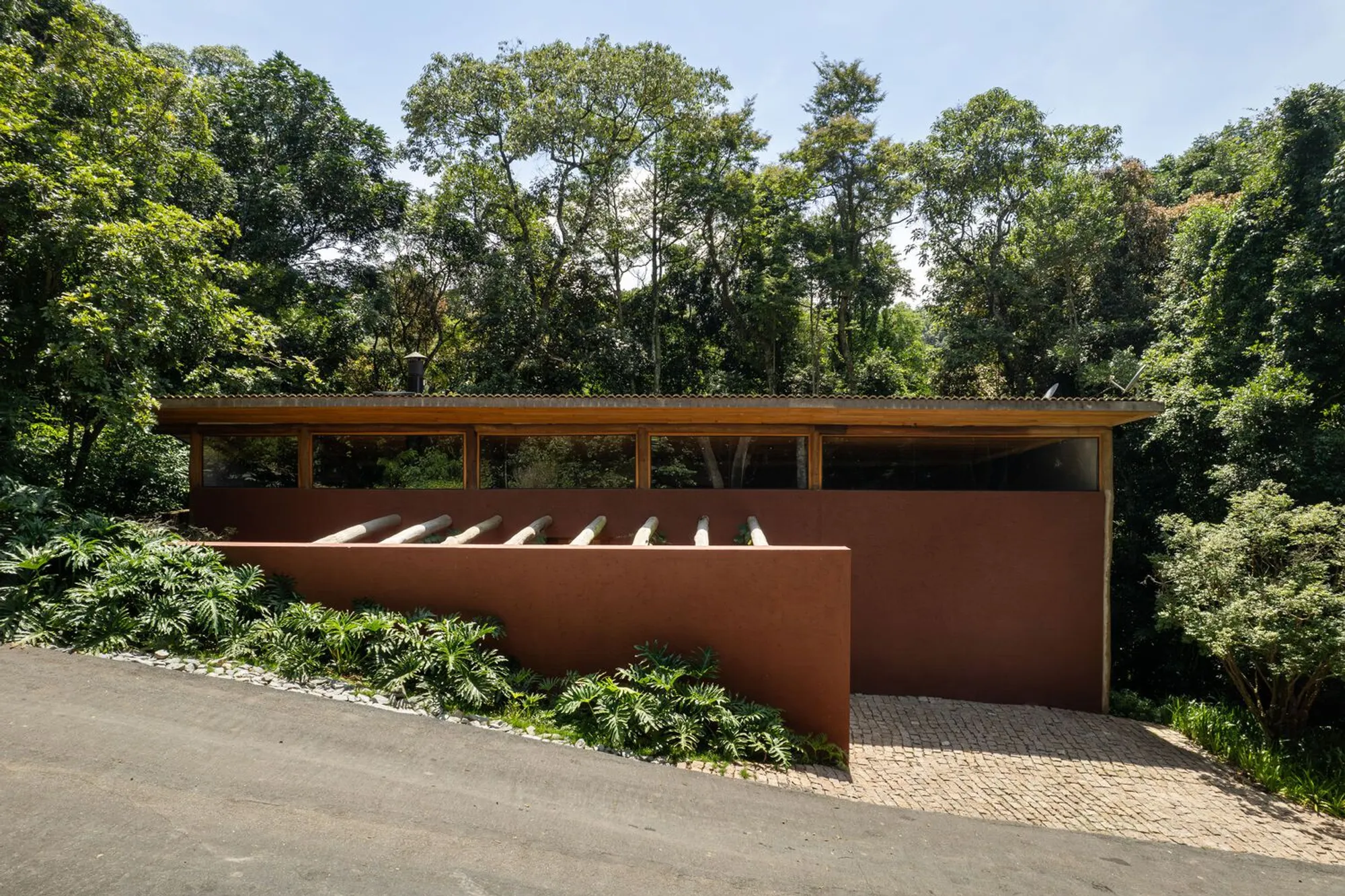 House in the Woods: A Sustainable Retreat Embedded in the Brazilian Landscape