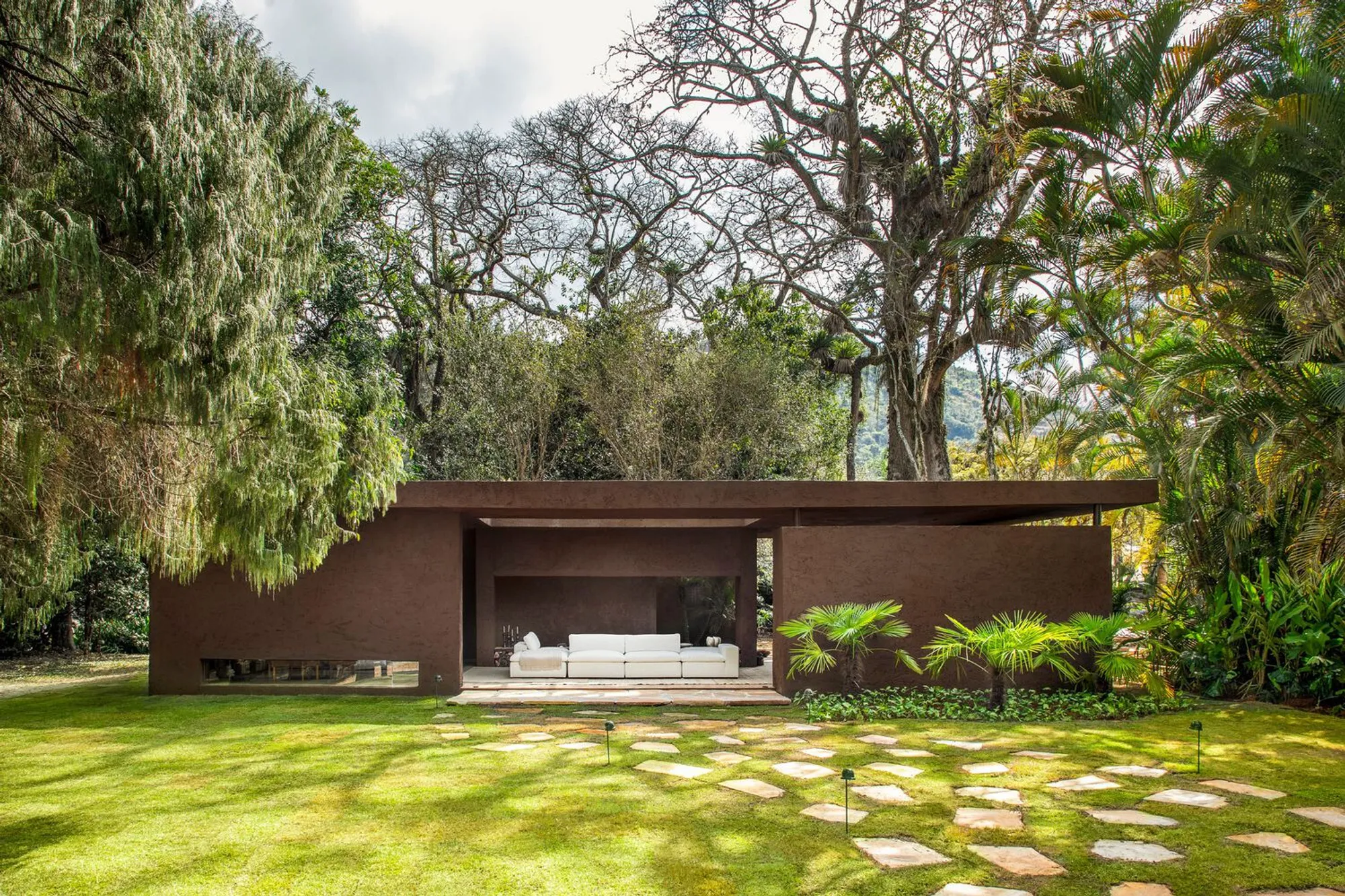 Mata House: Mastercasa 2024 by Diego Raposo + Arquitetos: A Sustainable Brazilian Loft