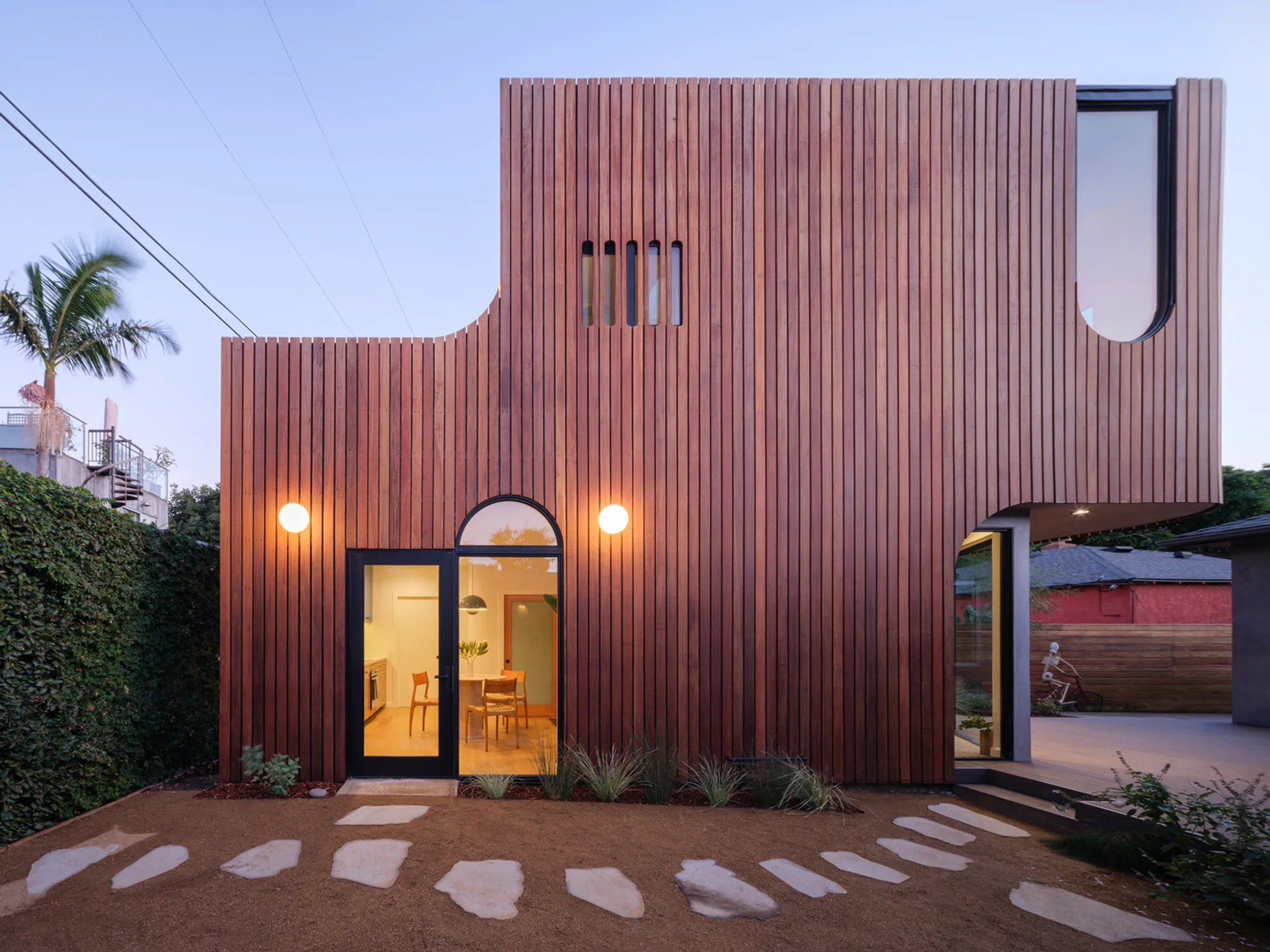 The Offset ADU Residence by Byben: A Compact Backyard Housing Solution in Los Angeles