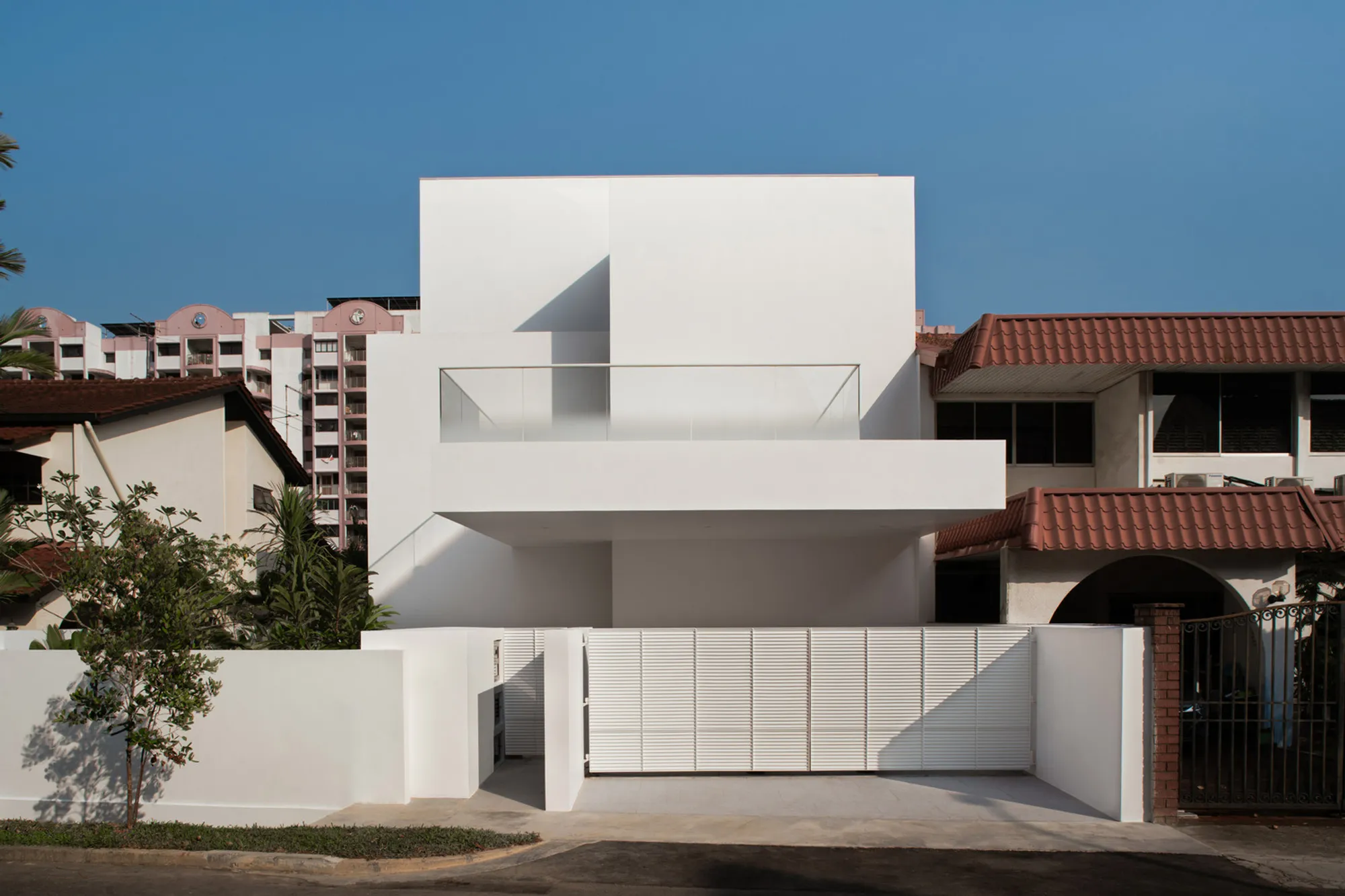 Cavern House: A Cave-Inspired Family Residence Shaped by Light, Terraces, and Spatial Discovery in Singapore