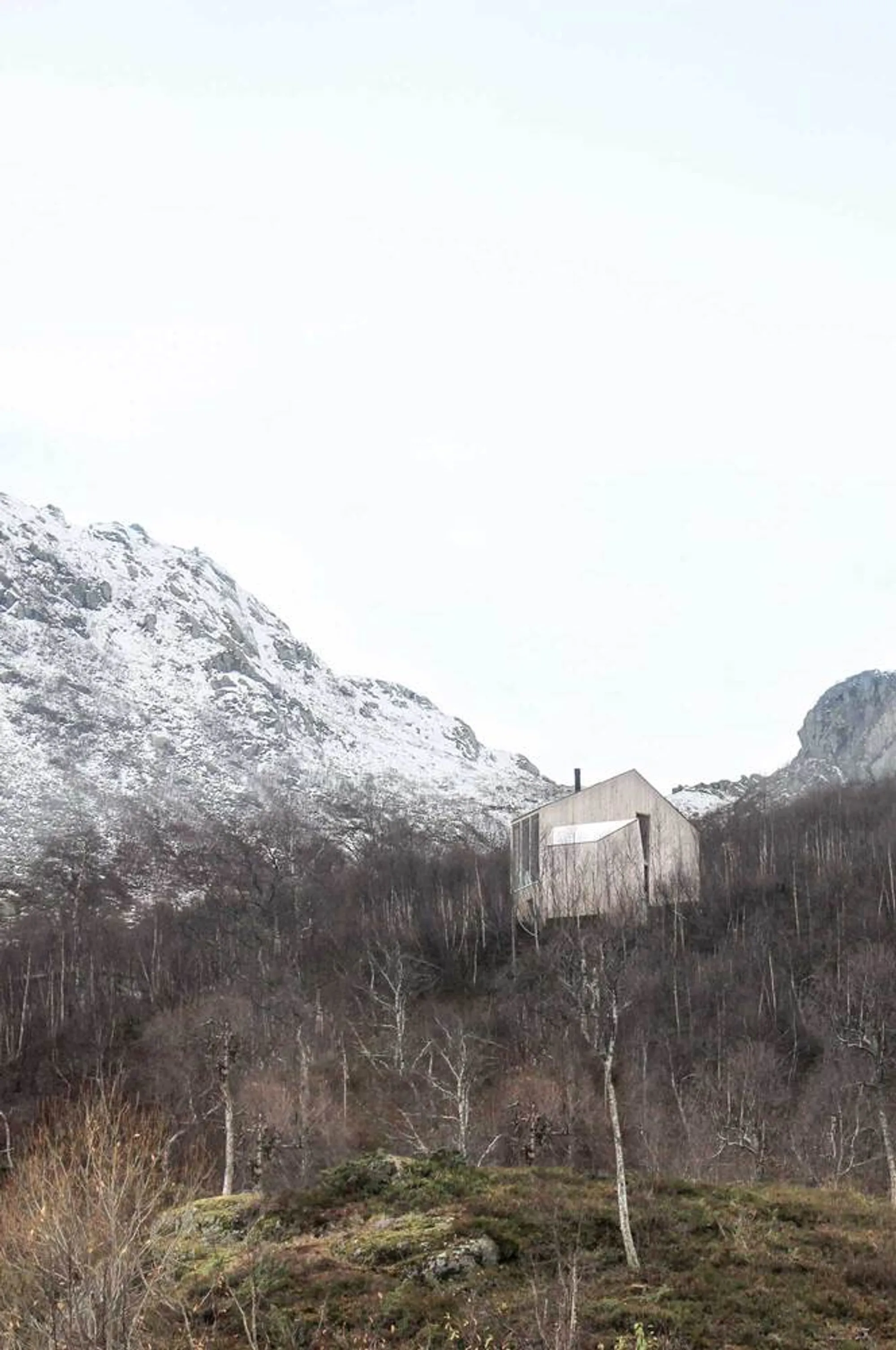 A Compact Mountain Retreat Rooted in the Norwegian Landscape