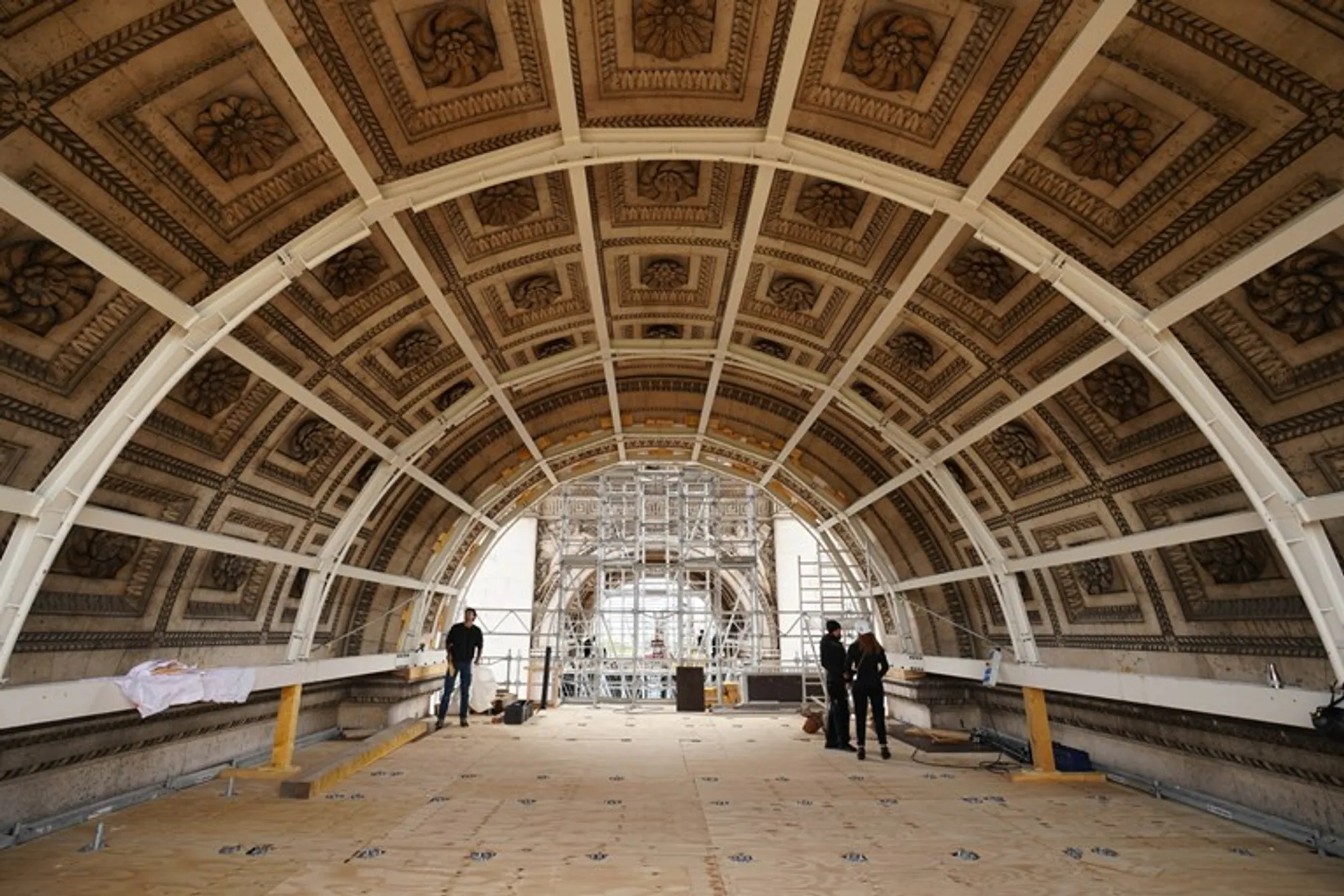 L’Arc de Triomphe Wrapped in Stunning Art Installation to Honor Late Artist Christo