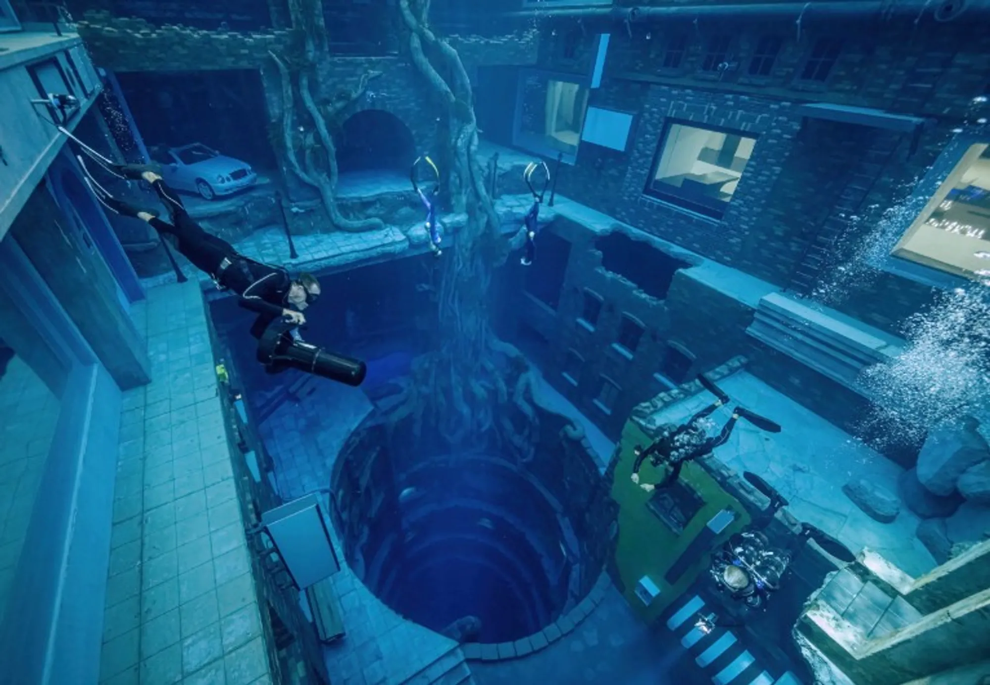 Explore a New World Beneath the Waves: Experience the Wonders of Deep Dive Dubai!