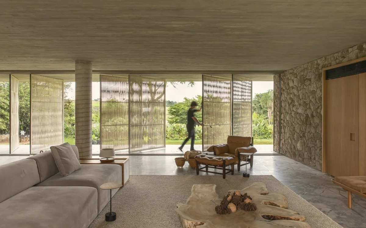 A Harmonious Blend of Brutalism and Nature: A Comprehensive Review of This Stunning Lakeside House