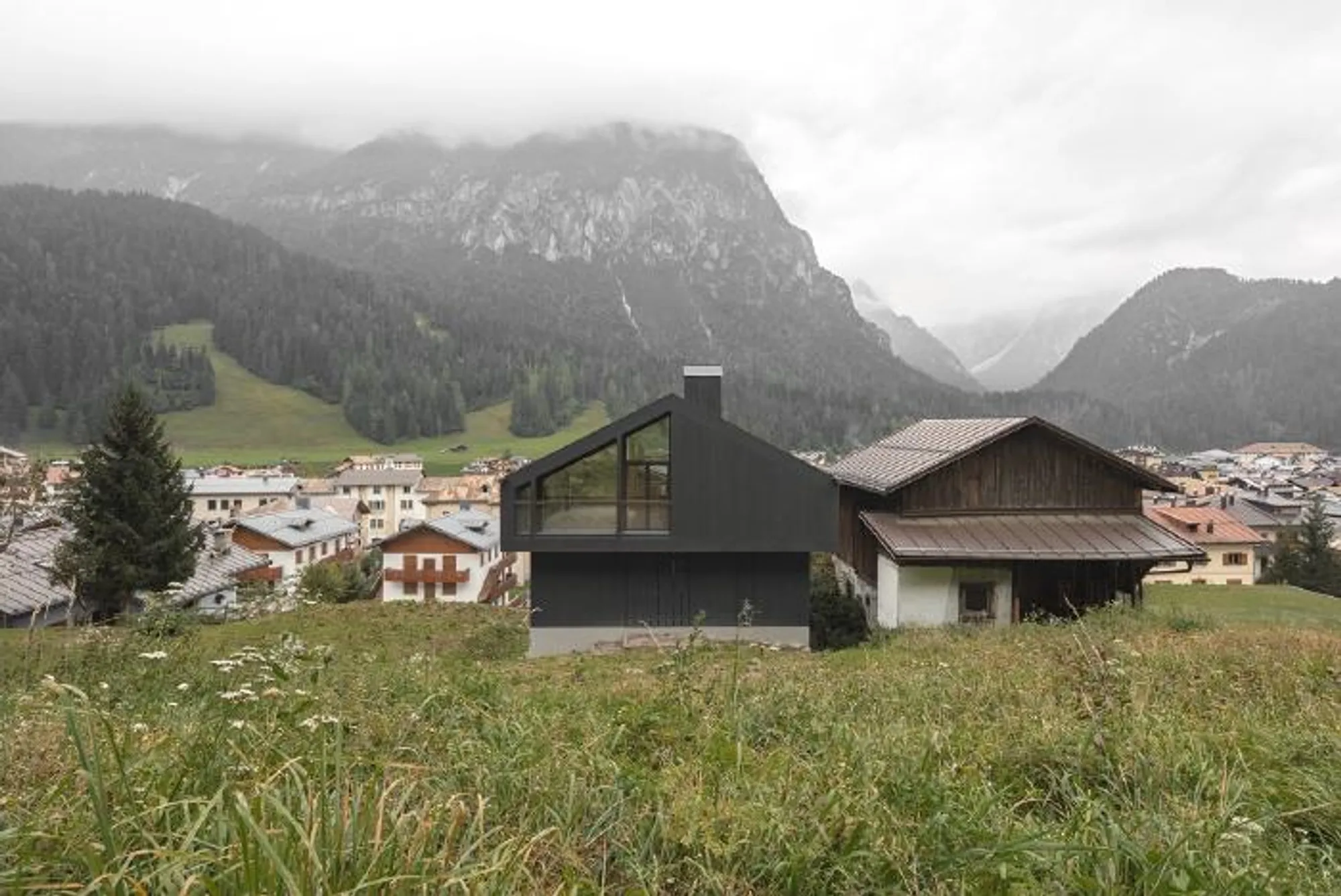Harmony of Nature and Design: SBSA Tabia's Serene Retreat in S. Stefano di Cadore