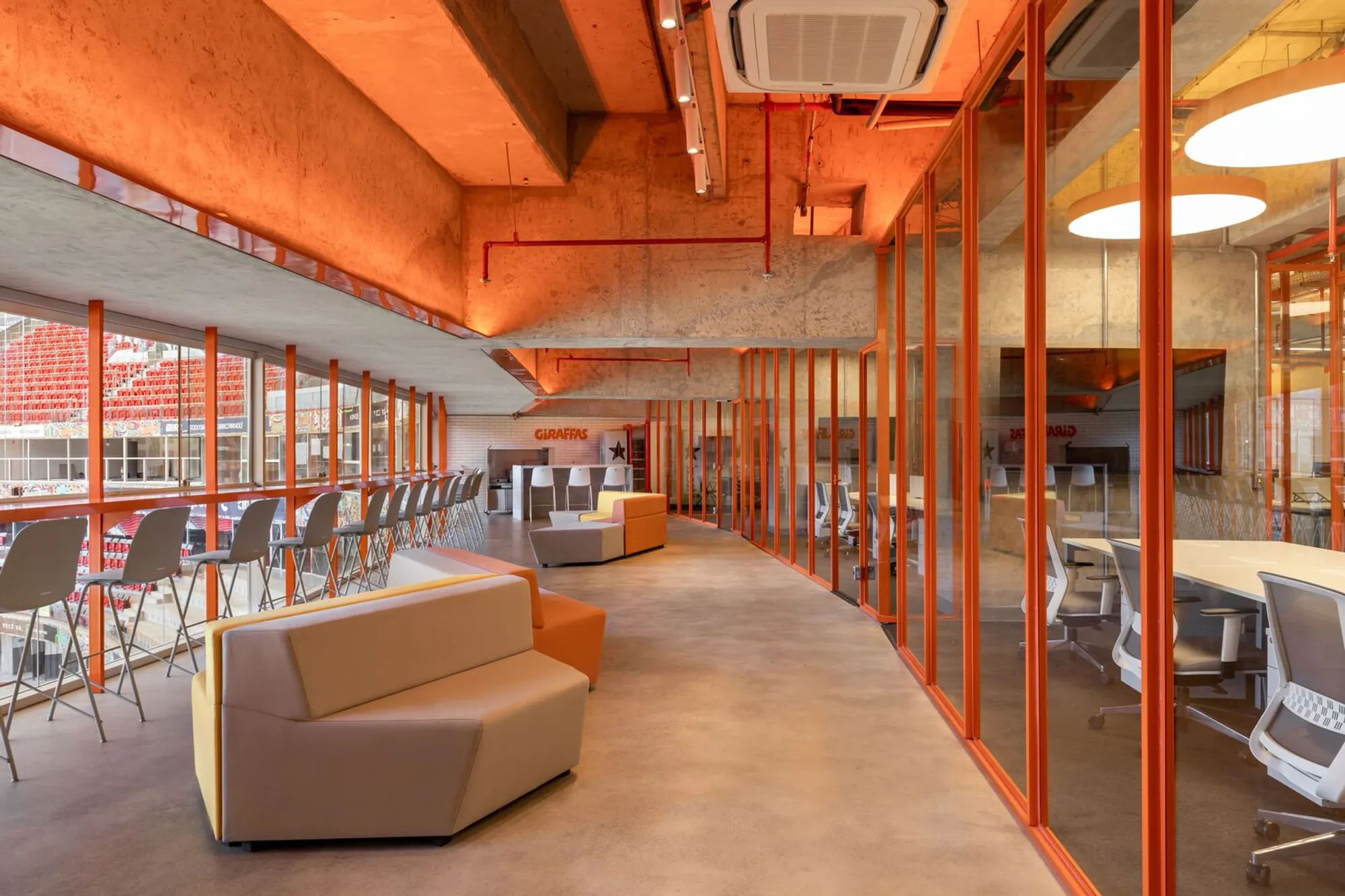 BLOCO Arquitetos Designs the Giraffas Brasília Office: A Harmonious Blend of Functionality and Creativity