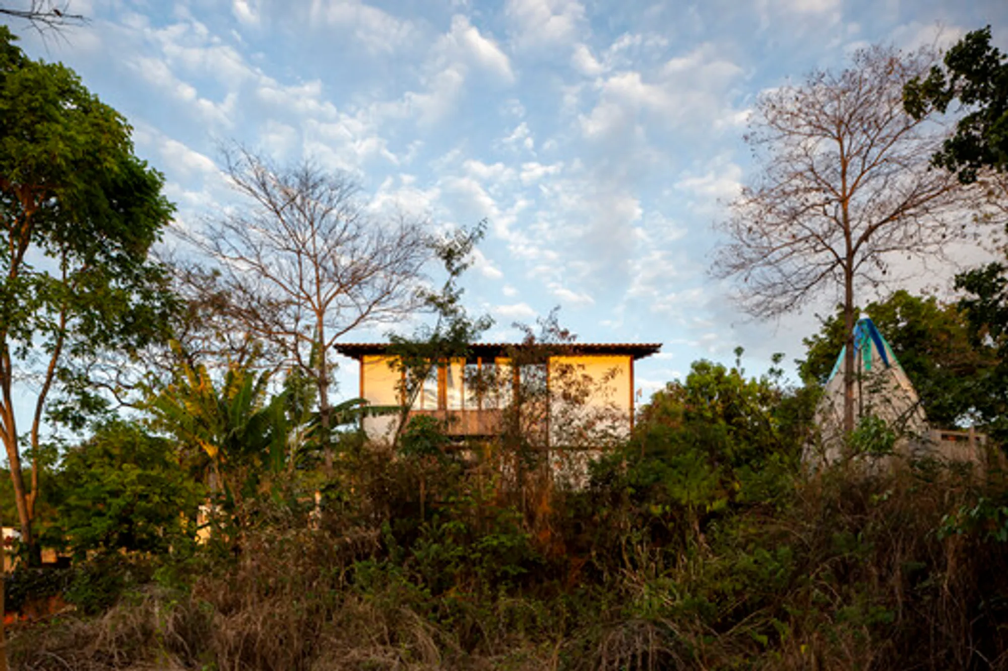 Sustainable Country House in Barbalha: A Fusion of Traditional and Innovative Construction Techniques