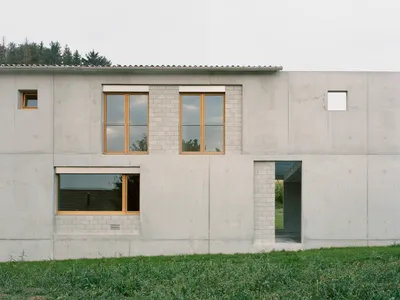Rural Contemporary House Design: Embracing Nature in Vuissens, Switzerland