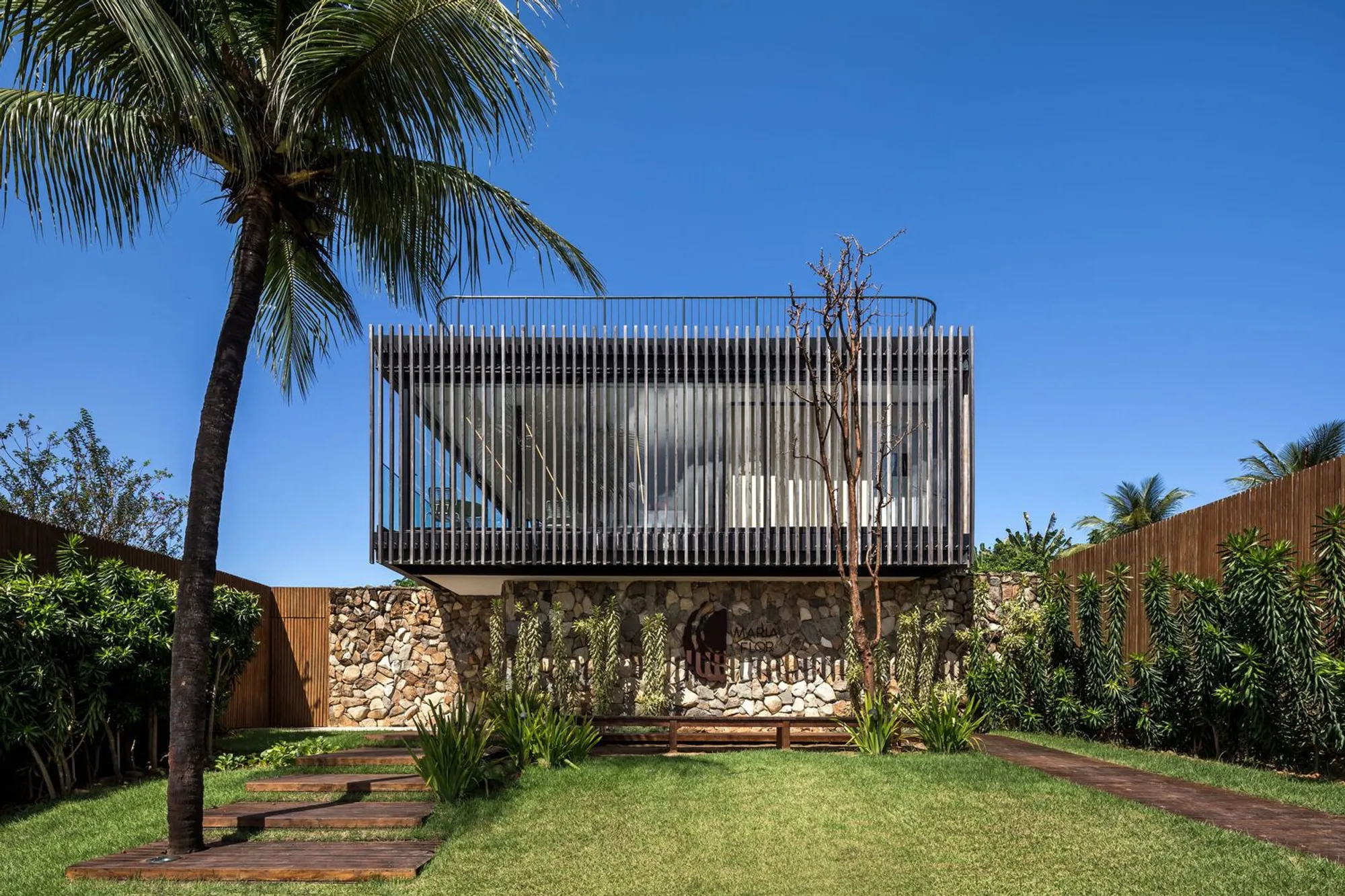 Maria Flor Inn: A Harmonious Blend of Architecture and Nature in Fernando de Noronha