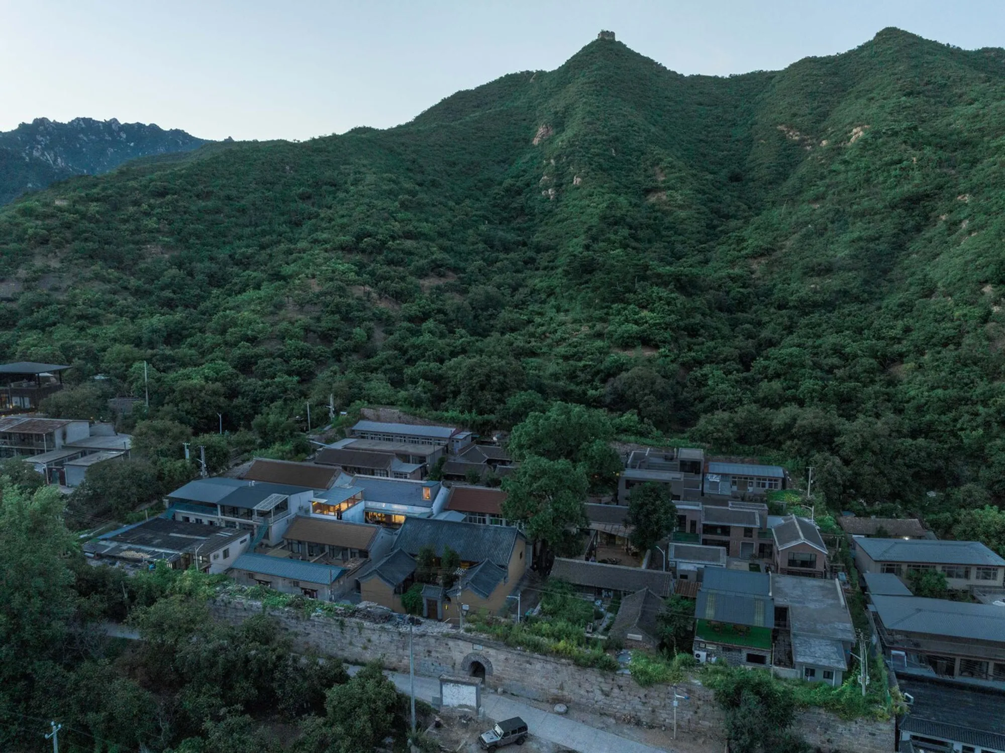 Harrierfall Hostel: A Unique Hostel Design That Merges Danger with Tranquility