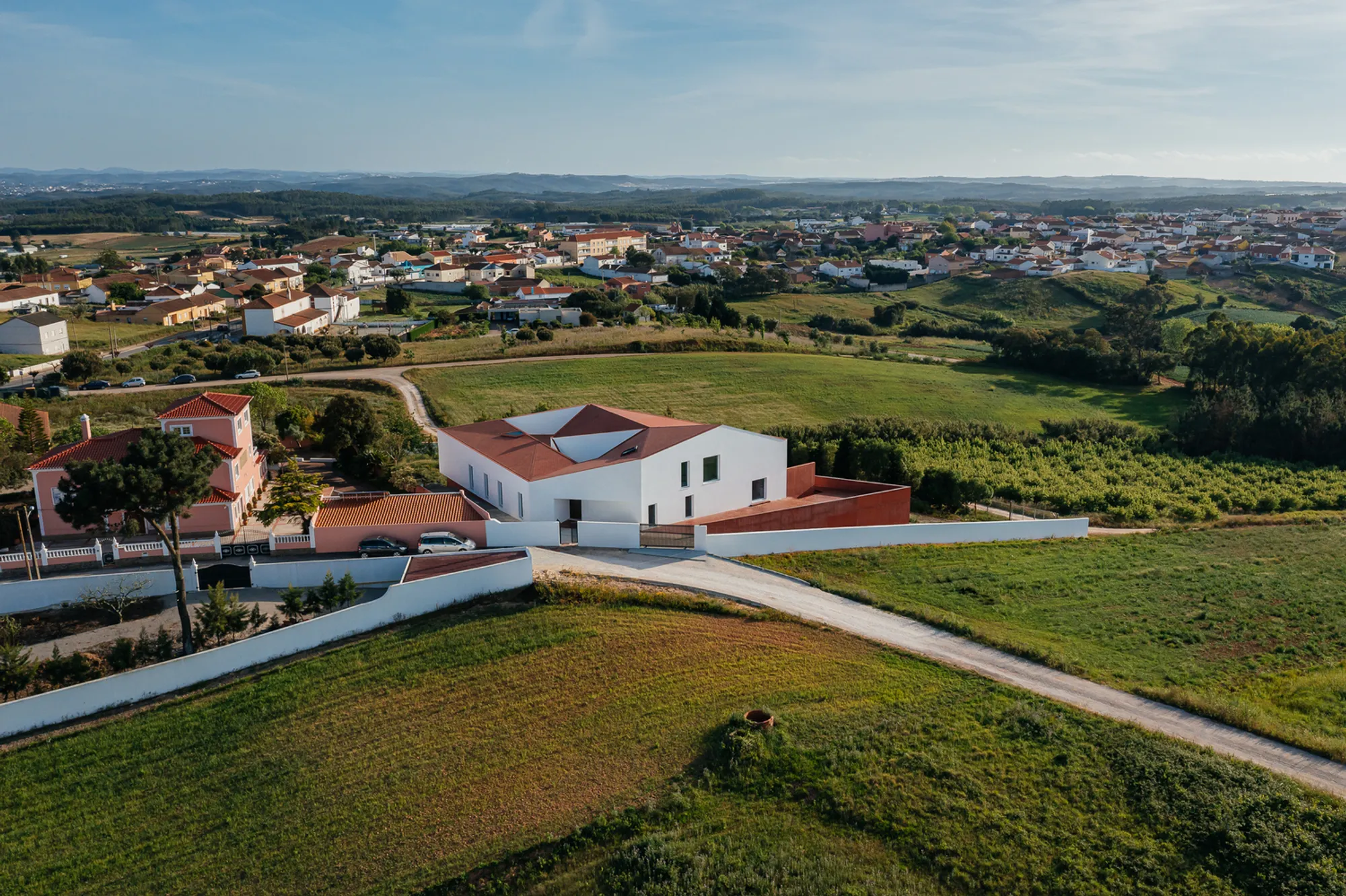 Valley House: A Beacon of Contemporary Architecture Homes