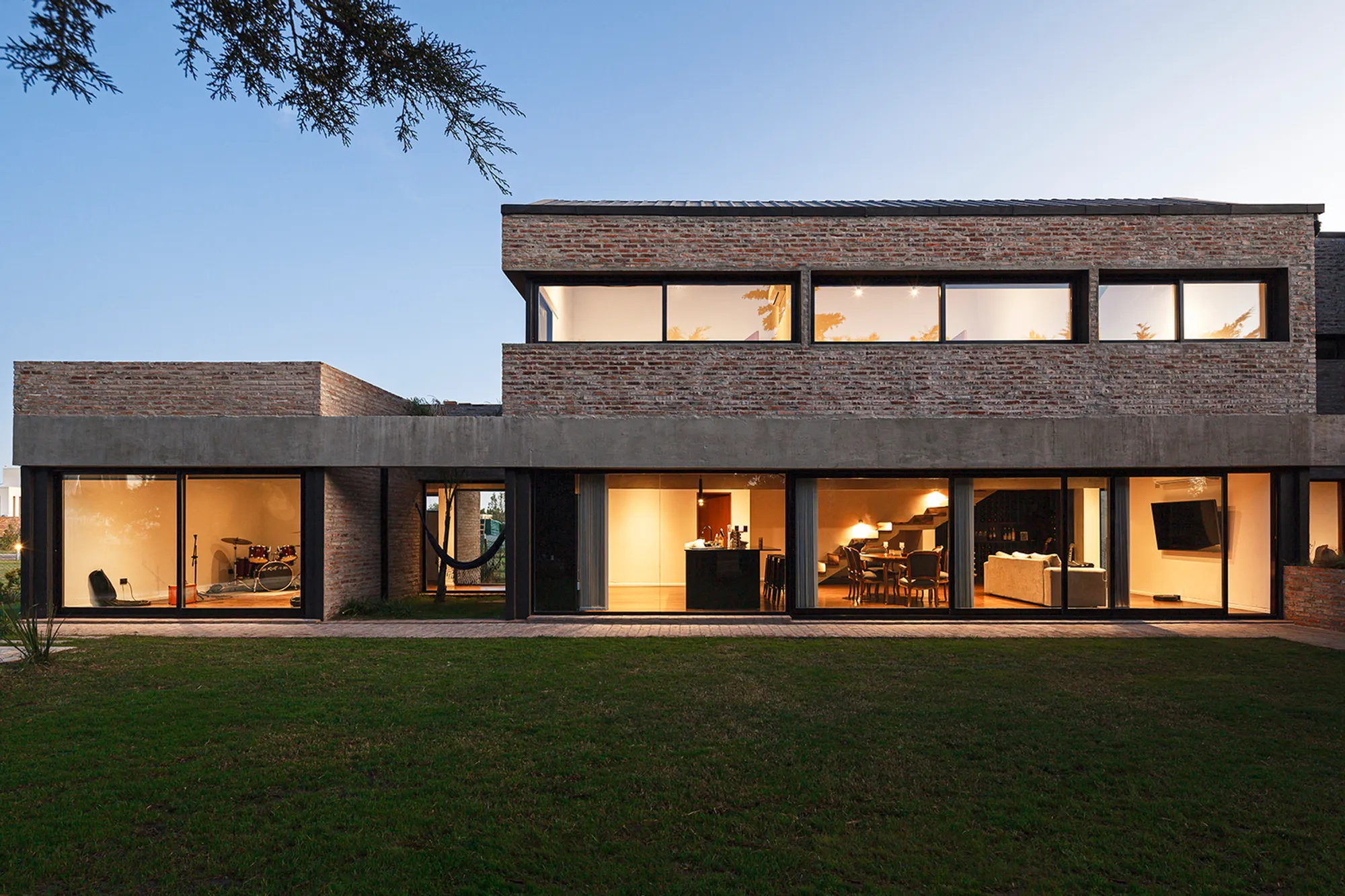 Discover the Elegance of Cantilevered House Design in Roldán, Argentina