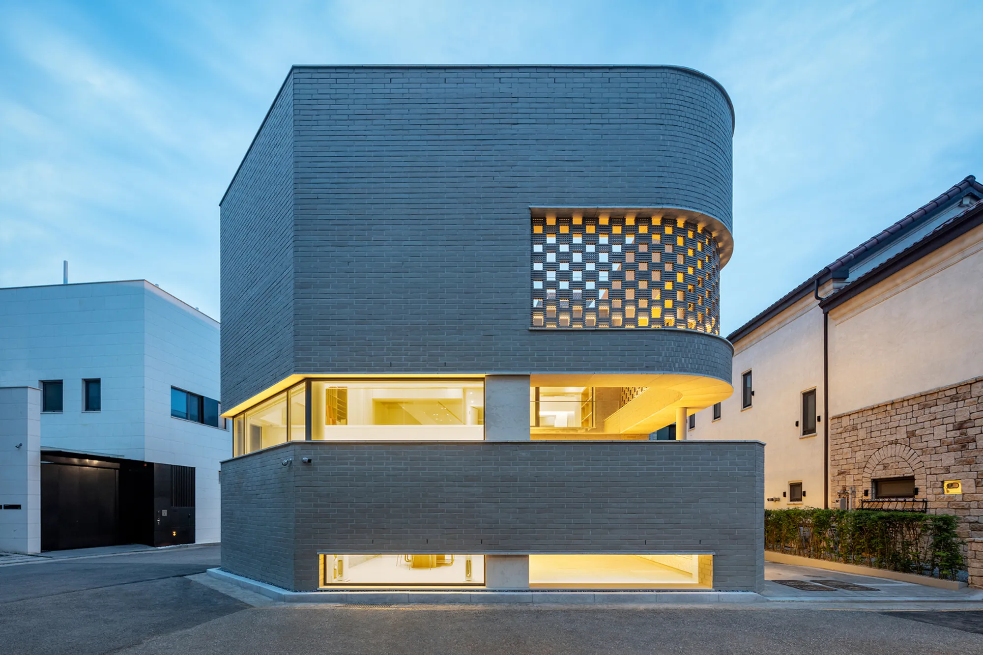 Urban Courtyard Houses in South Korea: Exploring Pangyo Two Courtyards House by June Architects