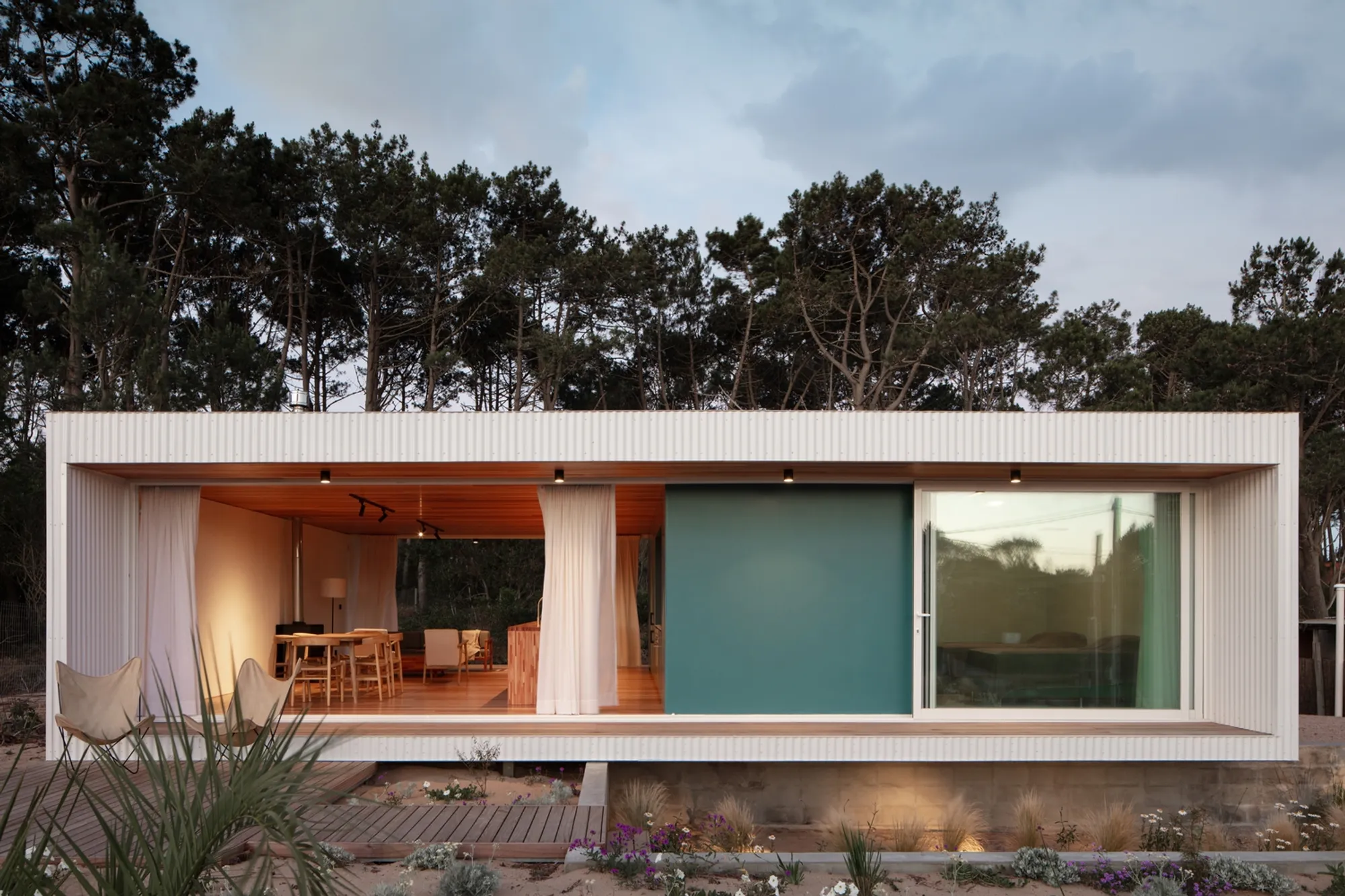 Trica House: Redefining Coastal Living with Modular Design in Chihuahua, Uruguay