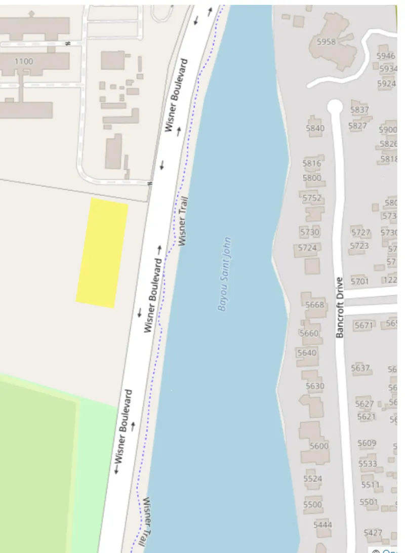 THE PROJECT AREA IS INDICATED IN YELLOW AND WE CAN SEE IT IS ADJACENT TO THE CITY PARK.THE PROPOSAL SEEKS TO FURTHER ADAPT THE BUILDING TO THE ADJACENT CITY PARK BY WELCOMING THE VISITORS FROM THE ENTRANCE THAT ATTRACTS THE COMMUNITY WITH ITS VIBRANT ORANGE COLOR AND VEGETATION.