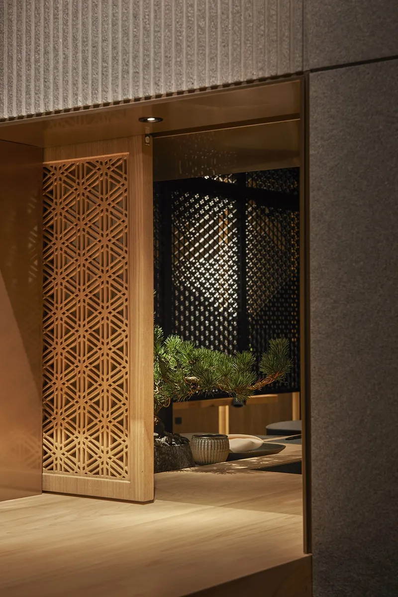 The side window of the sushi bar area © Ruijing Photo