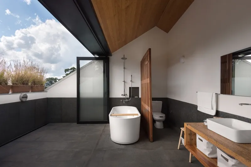Overview of the upper floor bathroom © Luis Gallardo