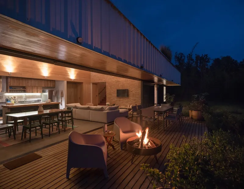 Night view of the outdoor terrace © Luis Gallardo