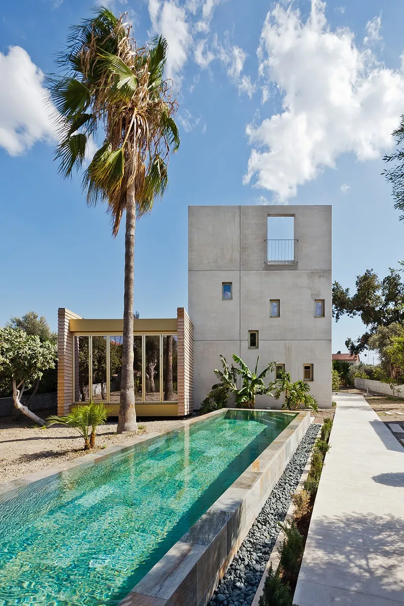 Outdoor swimming pool © Mariana Bisti