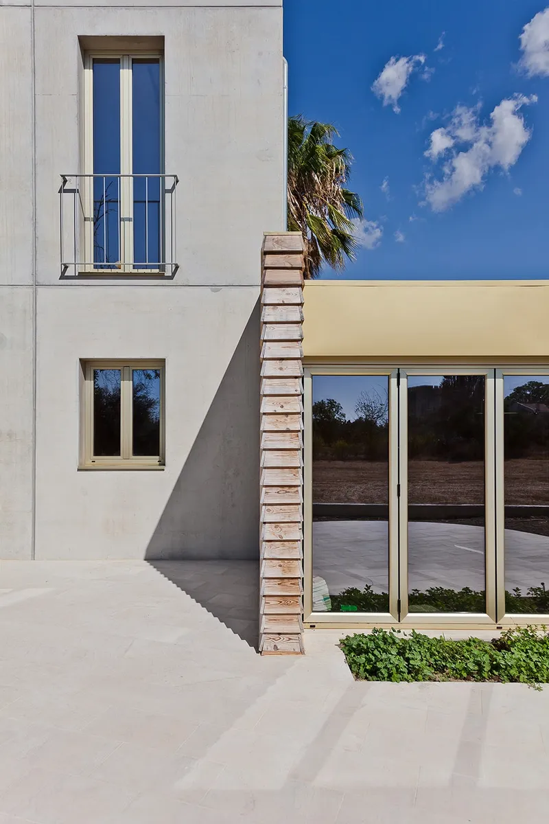 Architectural exterior details © Mariana Bisti