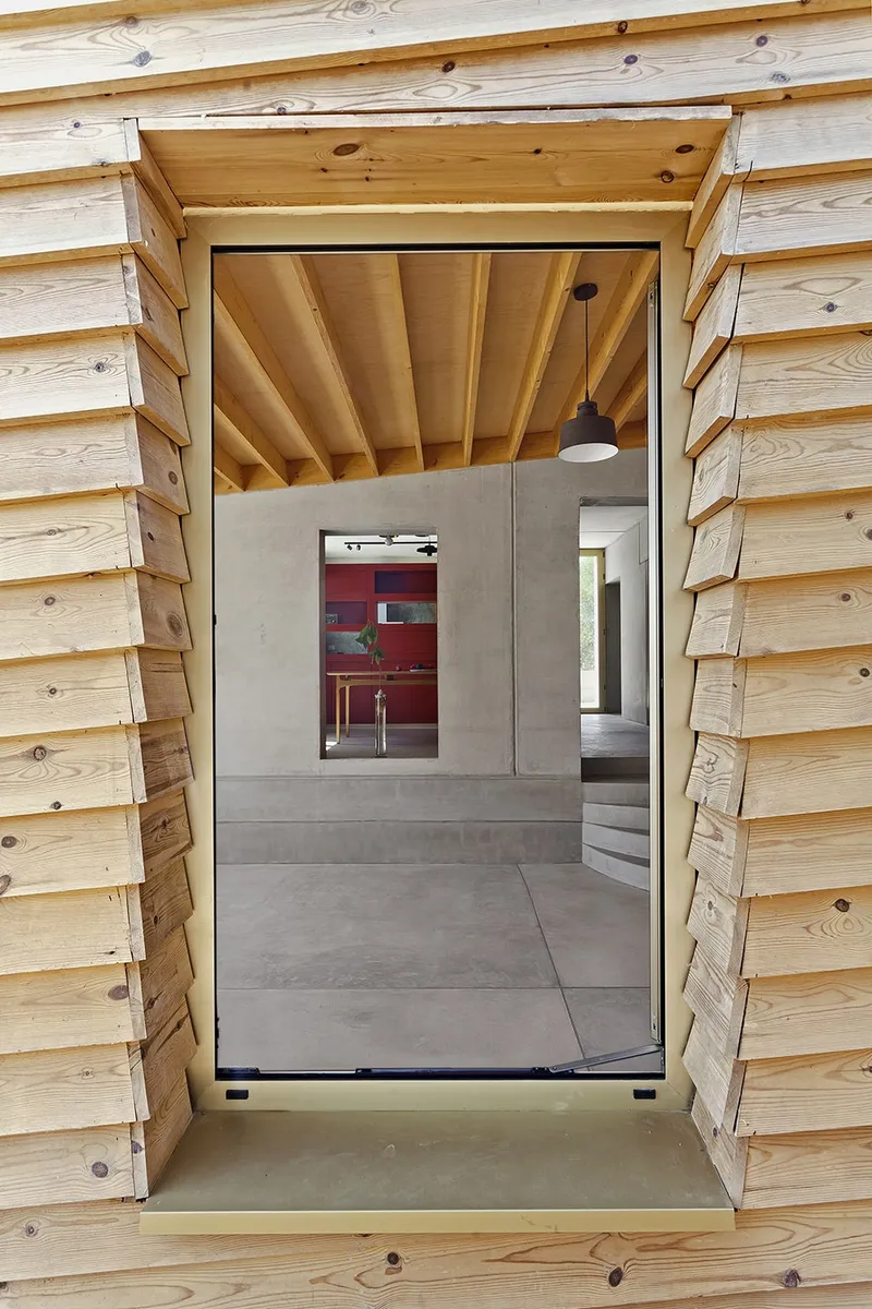 The secondary volume is covered by wood © Mariana Bisti