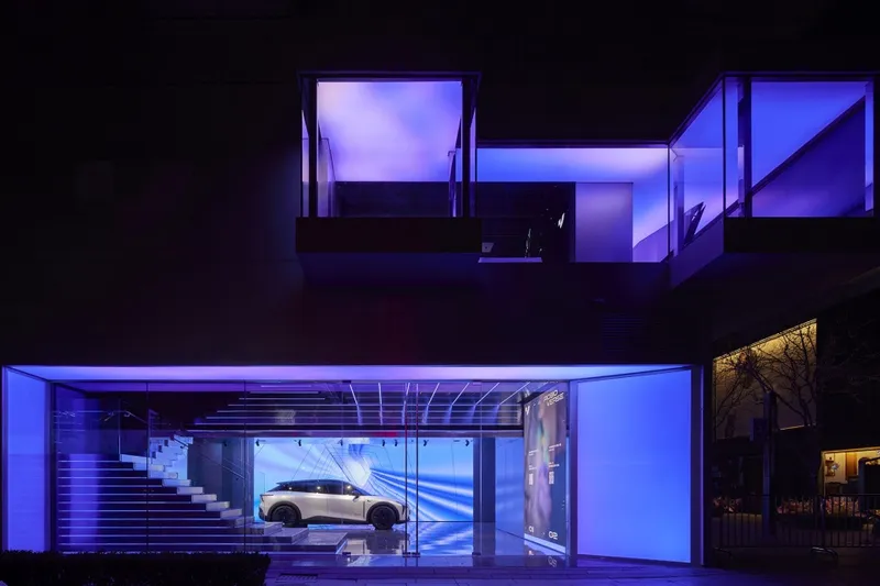 Night view of the facade © Charlie Xia