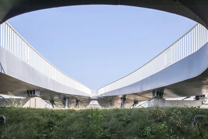 Looking at the bridge body from the space under the bridge ©️ 时差影像