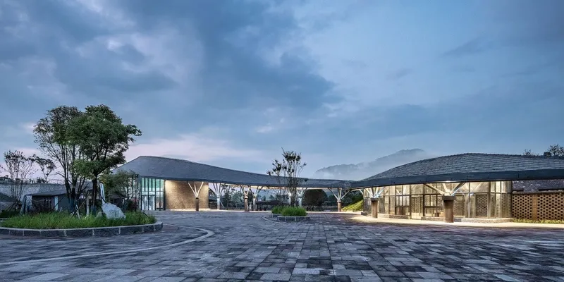 The building quietly waits for the arrival of tourists in the early morning © Wang Ziling