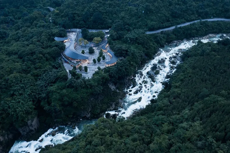 Dabang River under the cliff © Wang Ziling