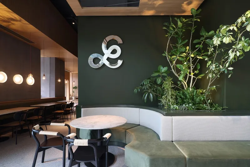 Relaxed natural dining atmosphere © Xiaole