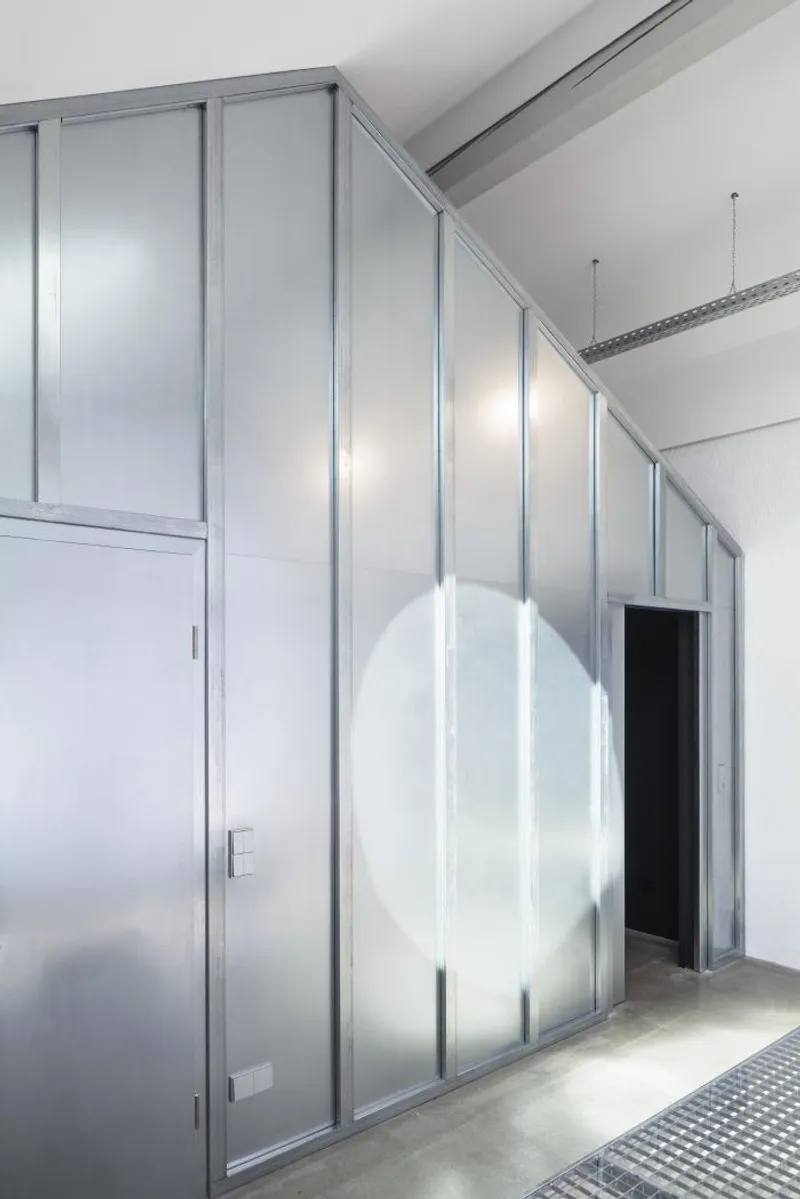 @FLORIAN HOLZHERR
