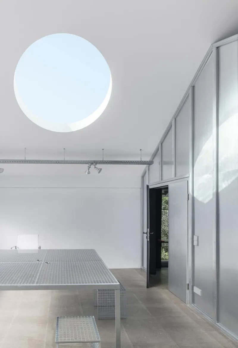 @FLORIAN HOLZHERR