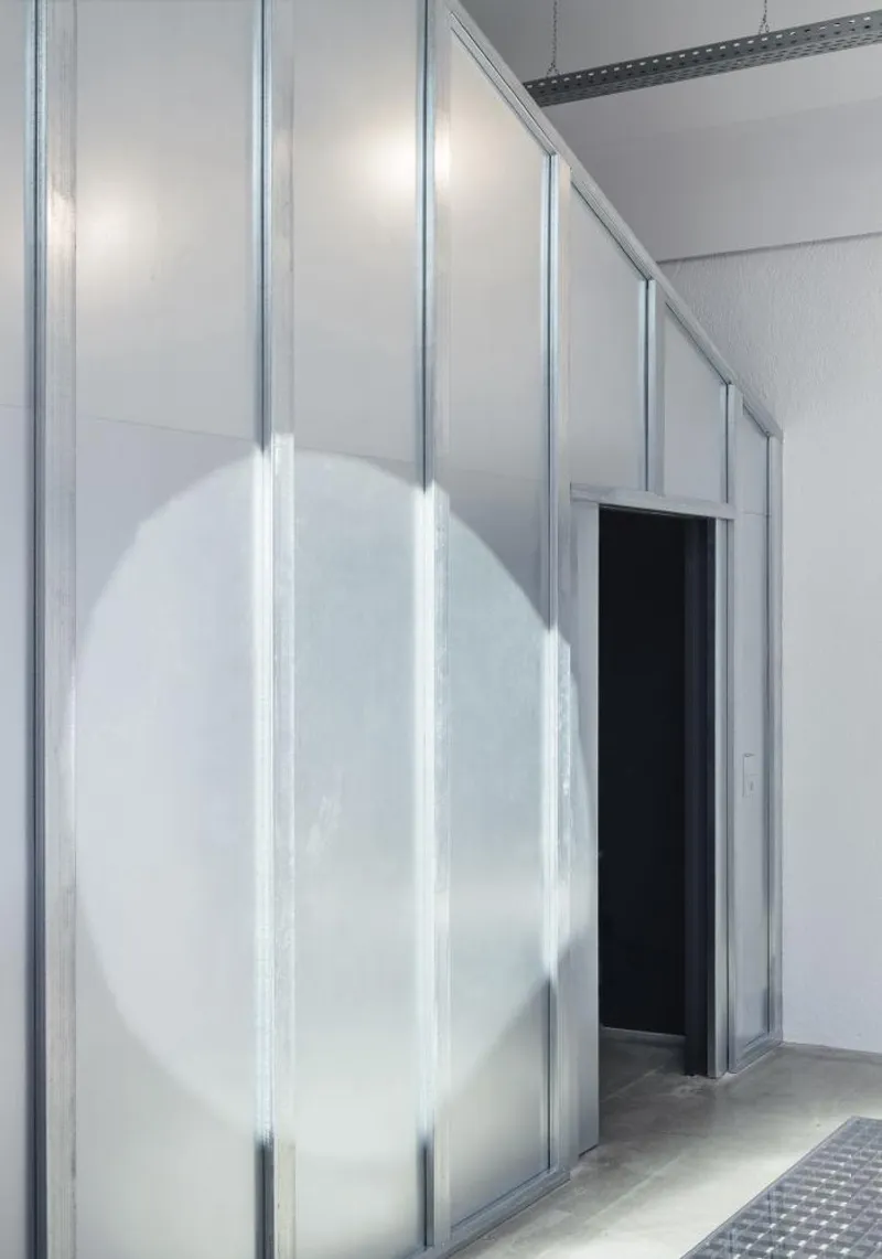 @FLORIAN HOLZHERR