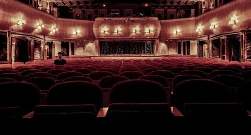 Nowadays theatre loses its public - Losing interest
