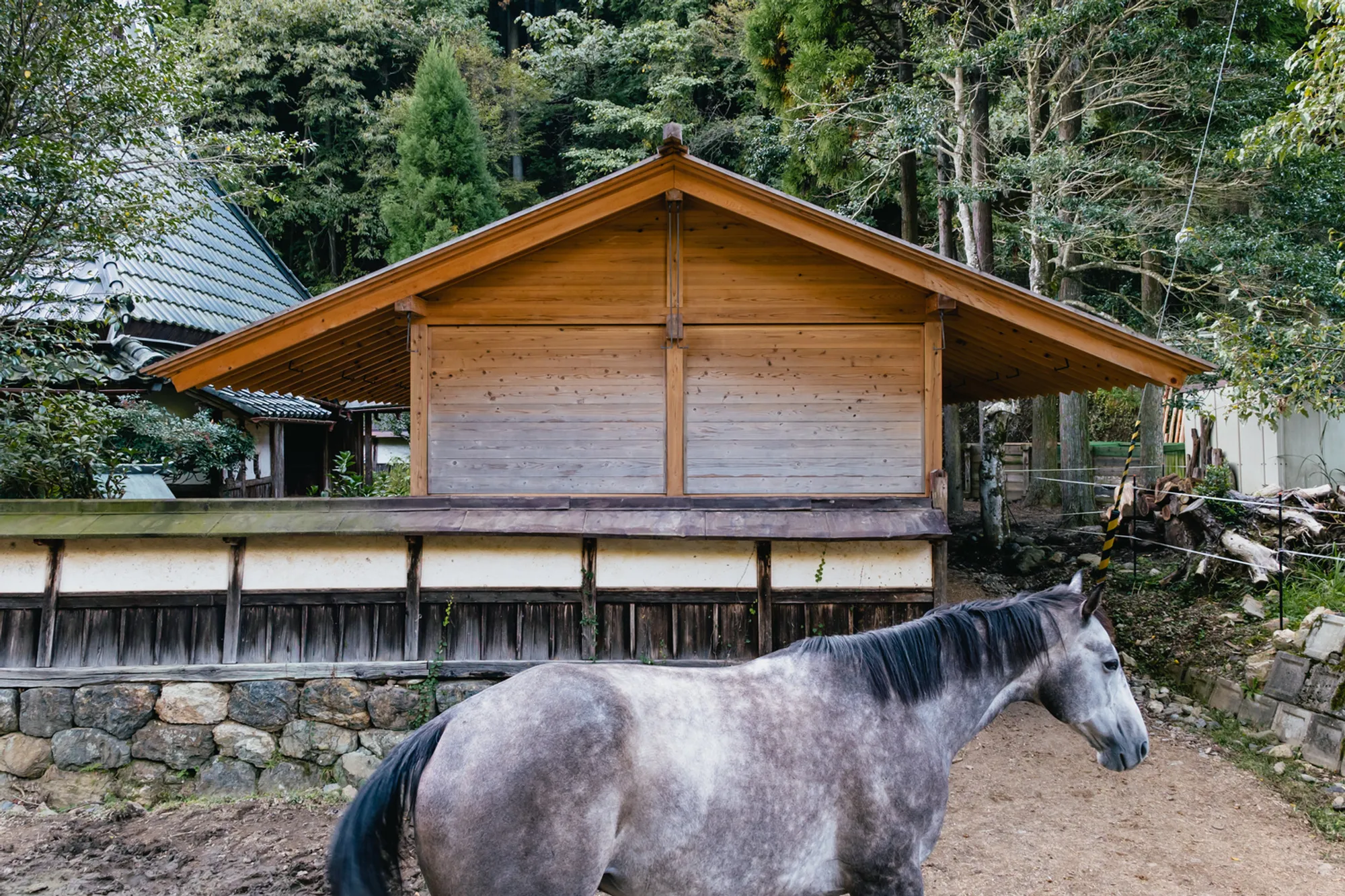 2M26 Builds a Nail-Free Horse Stable on a 200-Year-Old Farm in the Kyoto Mountains