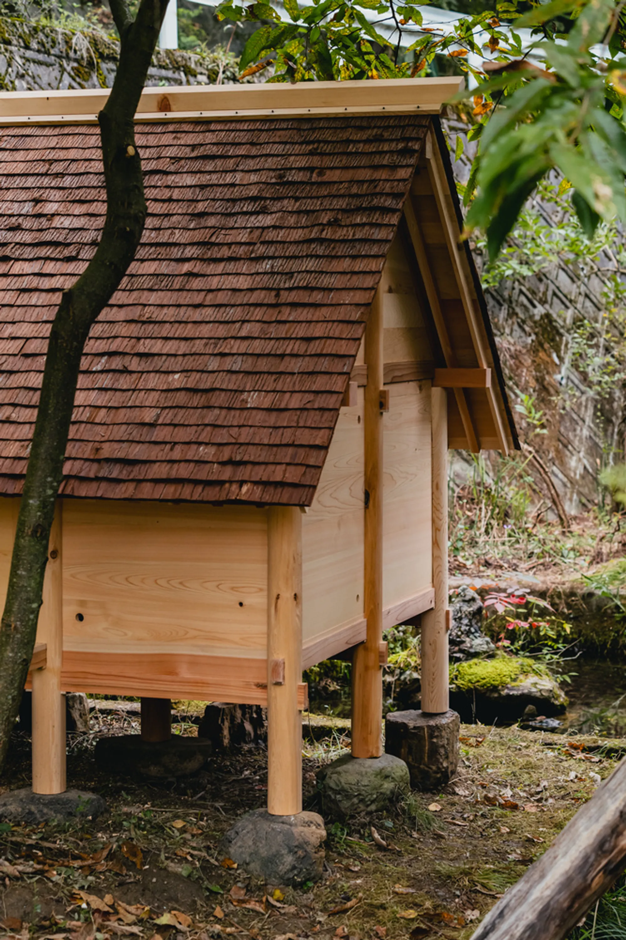 2M26 Builds a Shrine-Inspired Chicken Coop from Cypress, Cedar Bark, and Stone in Kyoto's Mountains