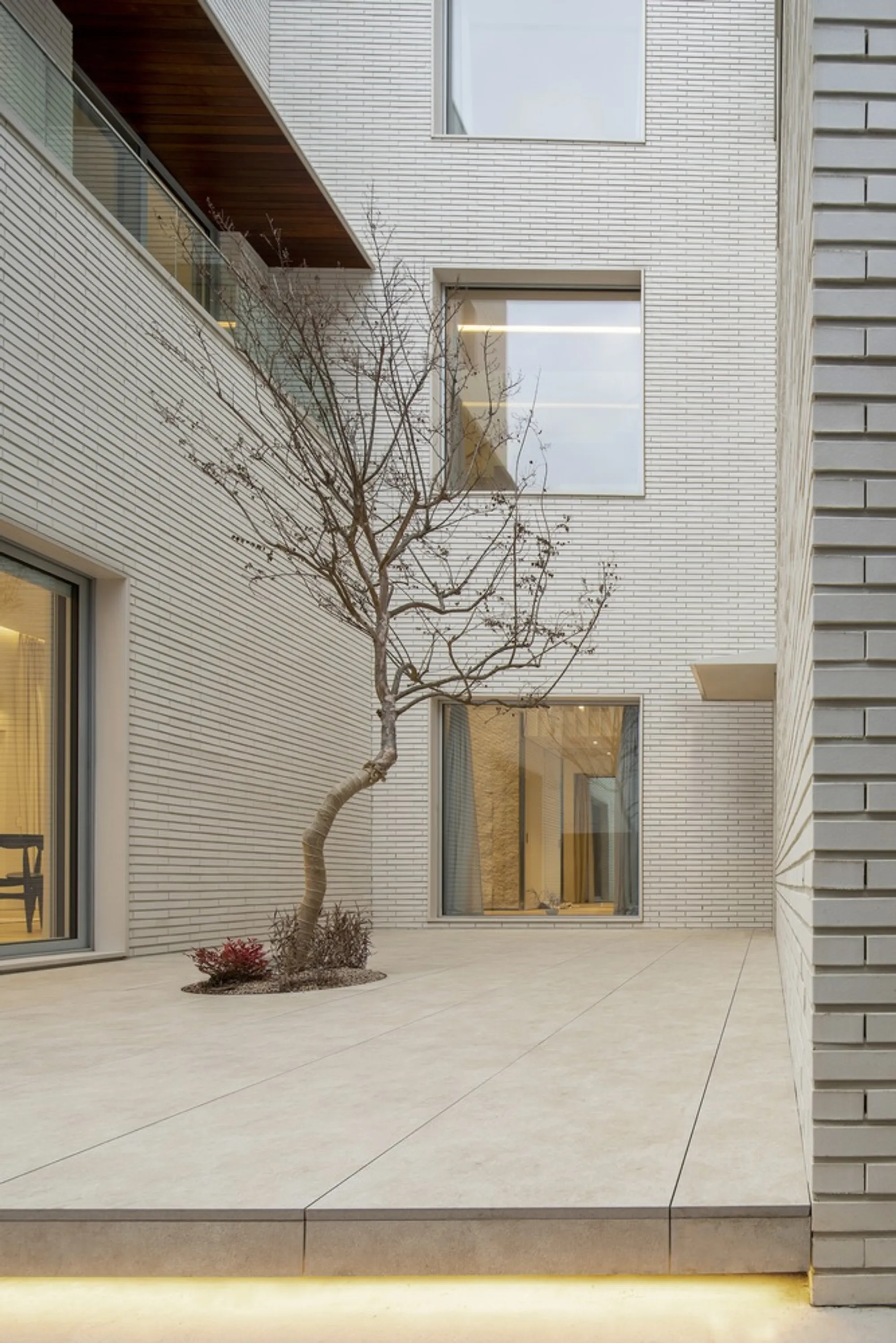 100A Associates Wraps Three Generations Around a Courtyard Near Seoul