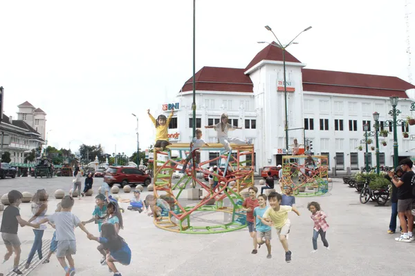 CIRVO: An Urban Landmark of Interaction and Play