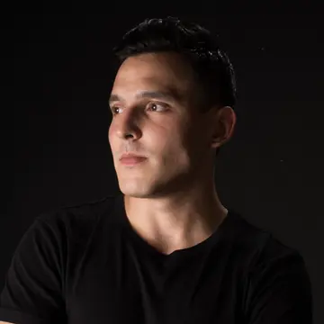 Adrian Flores